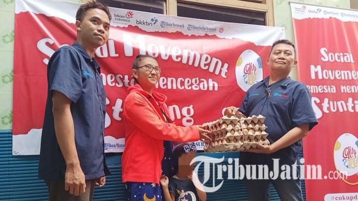 Tribun-Jatim-Network-menyalurkan-bantuan-telur-dari-PT-Telkom-Indonesia-kepada-balita-stunting.jpg
