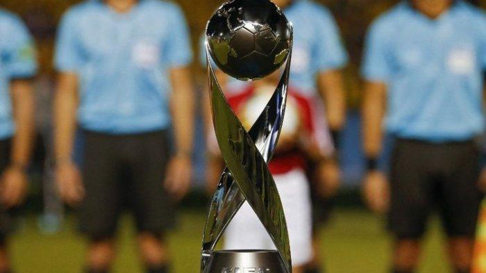 Trofi-Piala-Dunia-U17-2023-FIFA-mencabut-status-Peru-sebagai-tuan-rumah.jpg