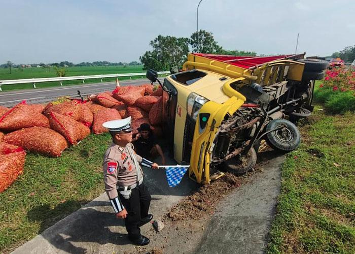 Truk-cabai-merah-terguling-di-Tol-Jombang-Mojokerto-Kecelakaan-diduga-dipicu-pengemudi-mengantuk.jpg
