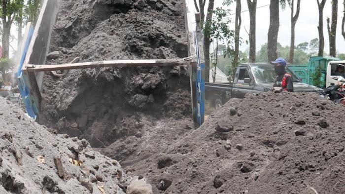 Tumpukan-pasir-dari-muntahan-Gunung-Semeru.jpg