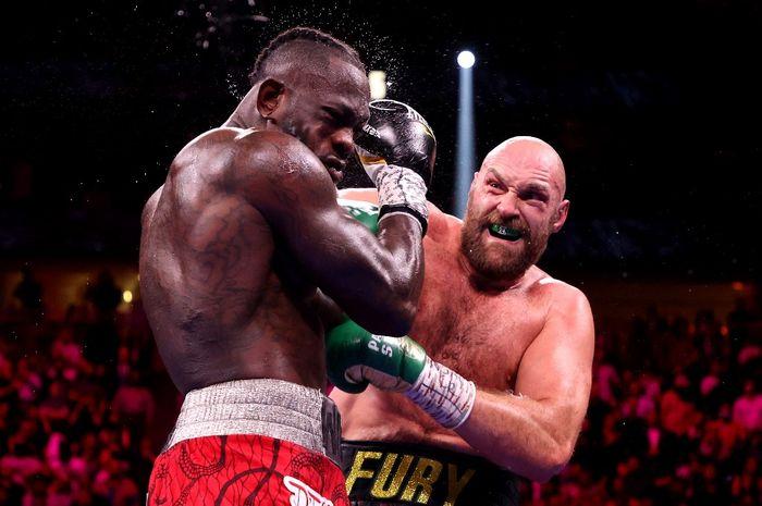 Tyson-Fury-memukul-Deontay-Wilder-dalam-pertandingan-perebutan-gelar-juara-dunia-kelas-berat-WBC.jpg