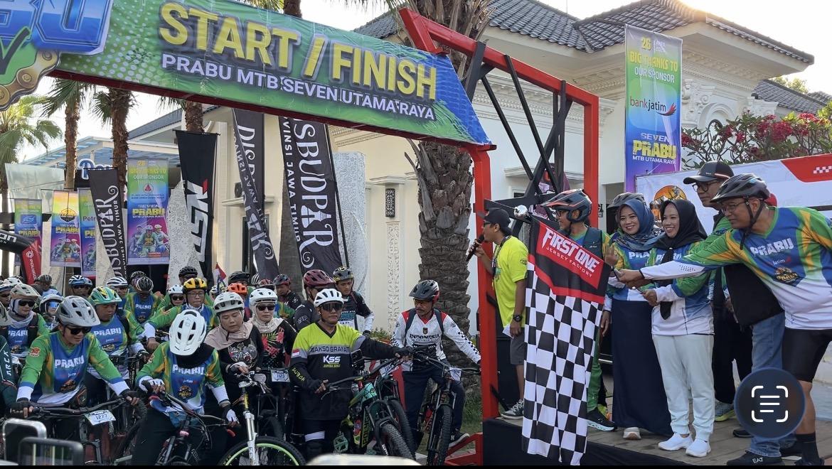 UJI-ADRENALIN-Ribuan-peserta-Prabu-MTB-Seven-Series-saat-start-dari-Utama.jpg