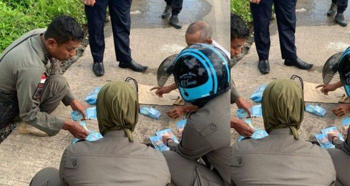 Uang-berserakan-di-jalan-dan-diselamatkan-oleh-Satpol-PP.jpg