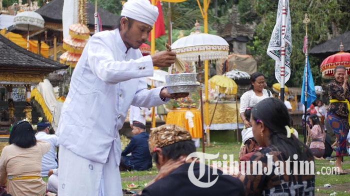 Umat-Hindu-melakukan-sembahyang-di-Pura-Mandara-Giri-Semeru-Agung-Lumajang-saat-Piodalan.jpg