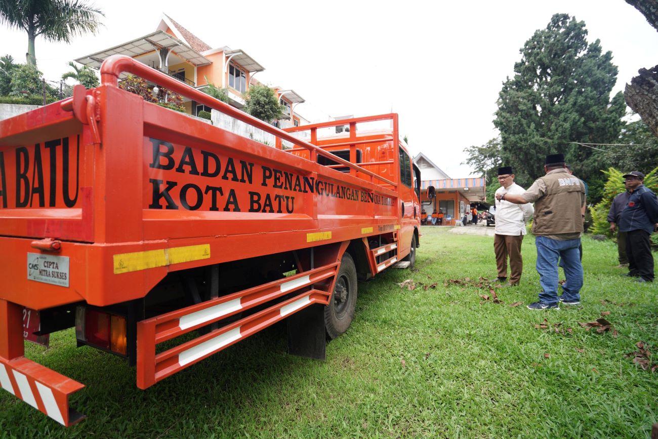 Untuk-memberikan-semangat-Pj-Wali-Kota-Batu-Aries-Agung-Paewai-datang-ke-Posko-BPBD.jpg