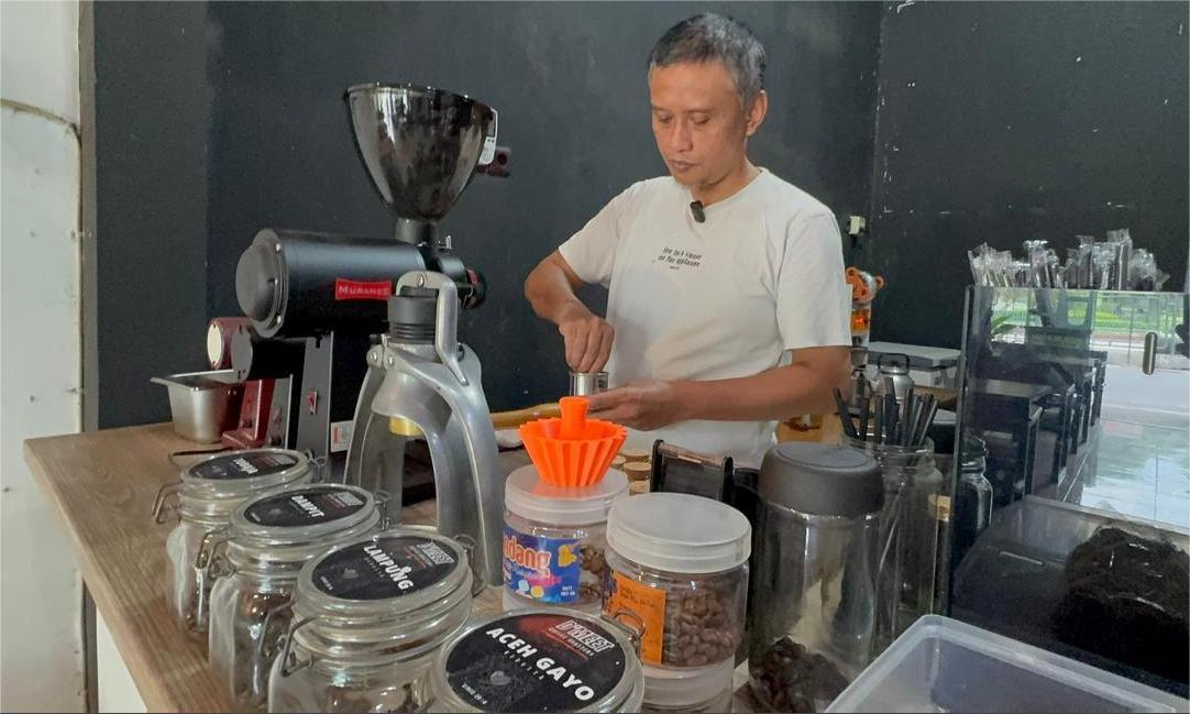 Urip-Widodo-saat-membuat-kopi-Vietkong-menu-favorit-di-kedai-Demit-Senin-30122024.jpg