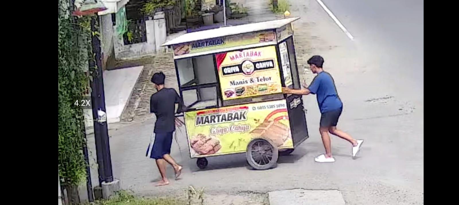 VIRAL-Dua-pelaku-pencurian-gerobak-martabak-terekam-mendorong-gerobak.jpg