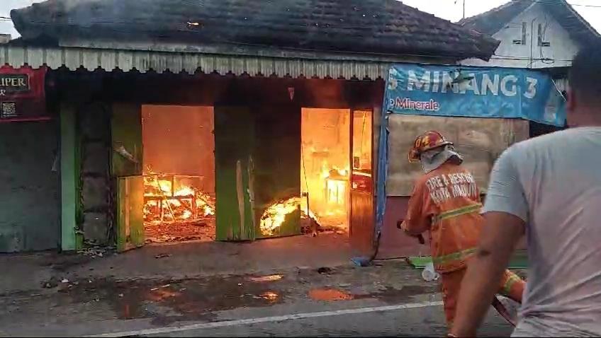 Video-amatir-menampilkan-seorang-petugas-Damkar-Kota-Madiun-tengah-menjinakkan.jpg
