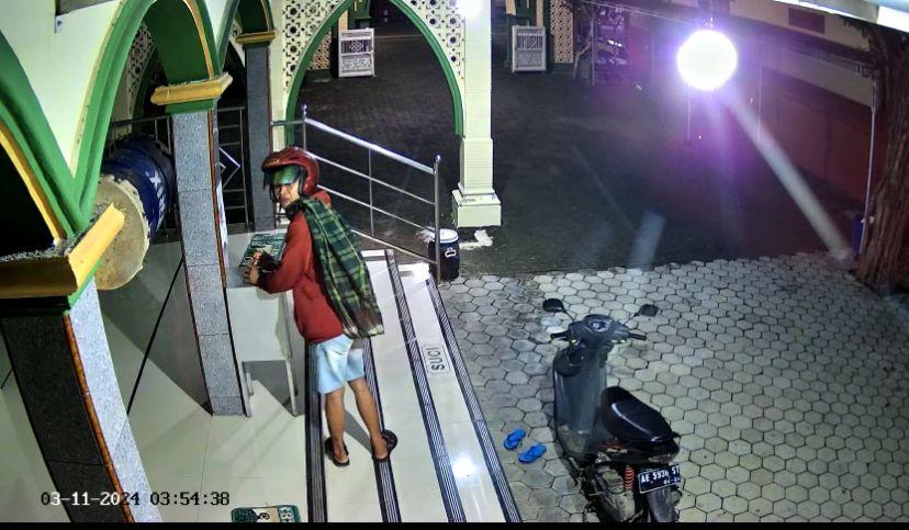 Viral-Aksi-Pencuri-Kotak-Amal-Gagal-di-Masjid-Goa-Hiro-Ponorogo-Terekam-CCTV.jpg
