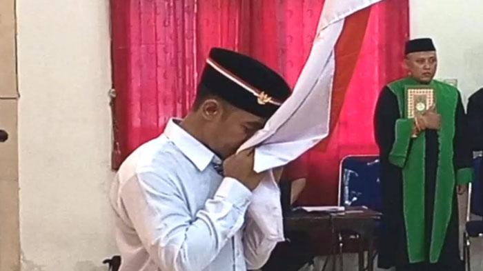 W-mencium-bendera-merah-putih-usai-mengucap-ikrar-setia-NKRI-pada-Kamis-2922024.jpg