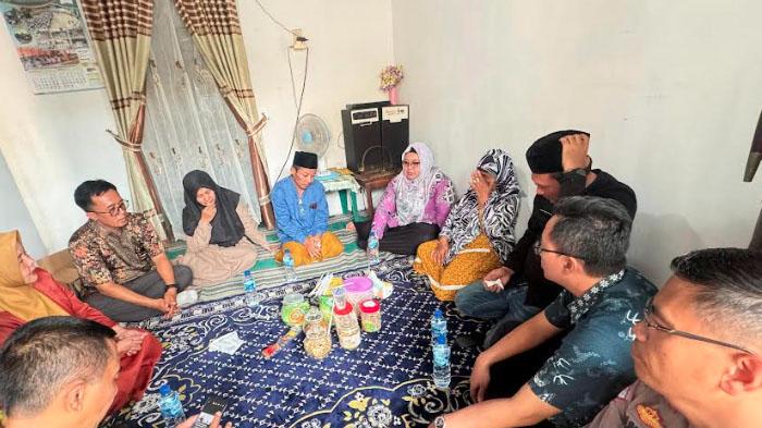 Wabup Gresik Bu Min Takziah ke Rumah Duka Korban Perahu Terbalik di Pulau Bawean