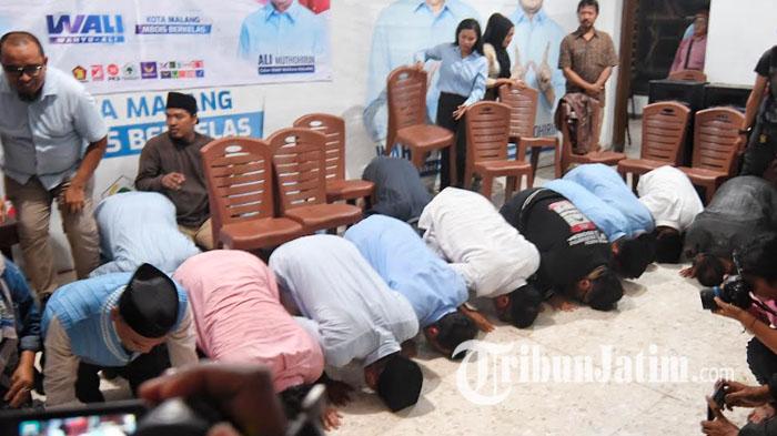 Wahyu-Hidayat-Ali-Muthohirin-melakukan-sujud-syukur-unggul-hasil-quick-count-pilkada-malang-2024.jpg