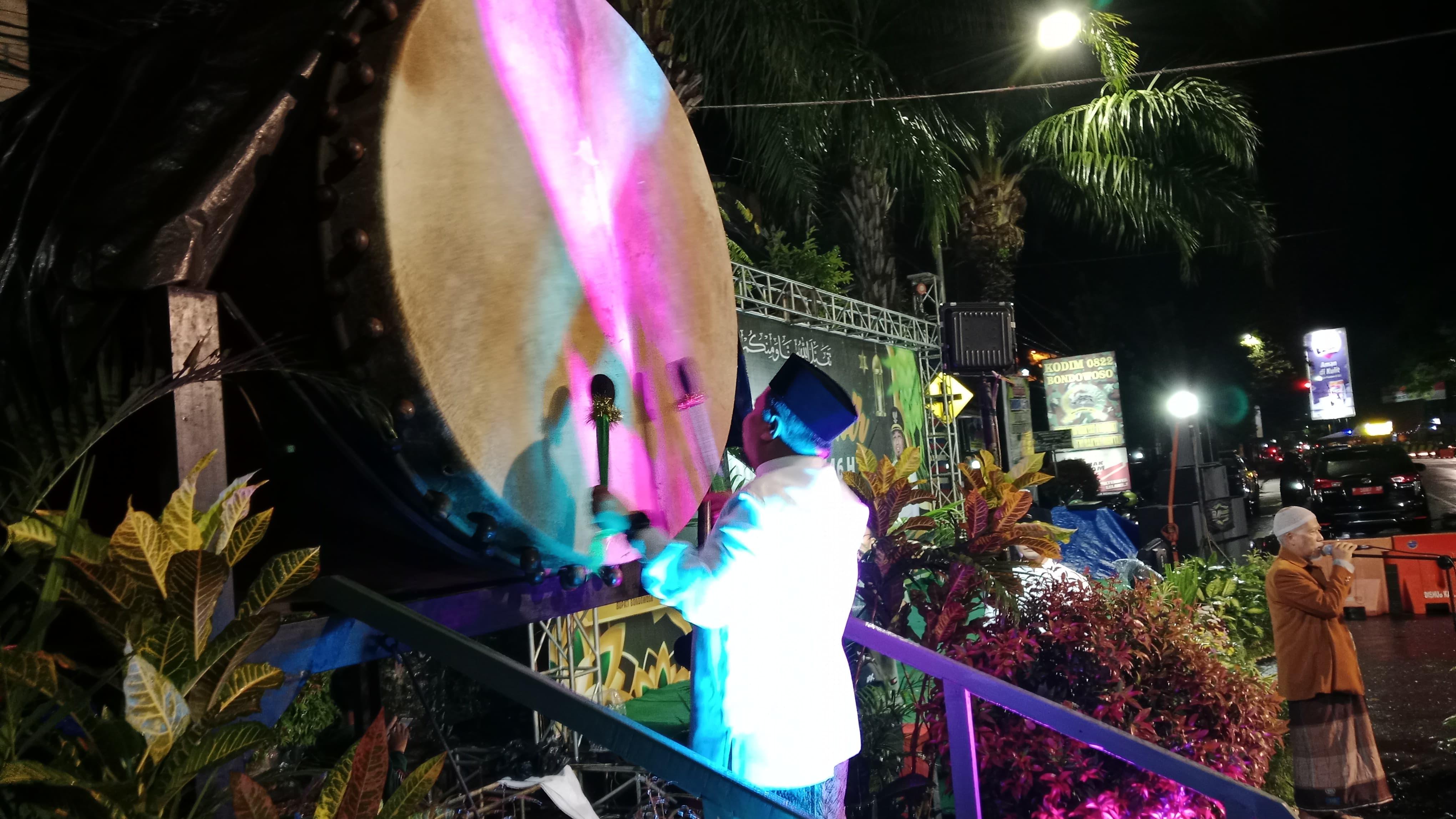 Diiringi Kembang Api, Gema Takbir Pukul Bedug di Jantung Kota Bondowoso Berlangsung Meriah