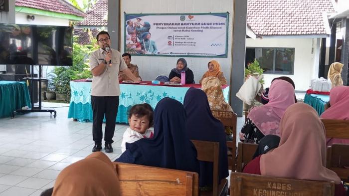 Wakil-Bupati-Nganjuk-Trihandy-Cahyo-Saputro-hadir-dalam-kegiatan-penyaluran-bantuan-susu-PKMK.jpg