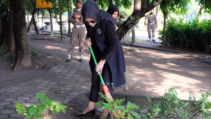 Sehari Dilantik Jadi Wakil Bupati, Mimik Idayana Nyapu Alun-alun Sidoarjo