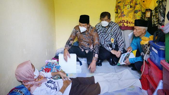 Wakil-Bupati-Sidoarjo-Subandi-mengunjungi-Lasti-warga-sidoarjo-yang-sakit-bronkitis-akut.jpg