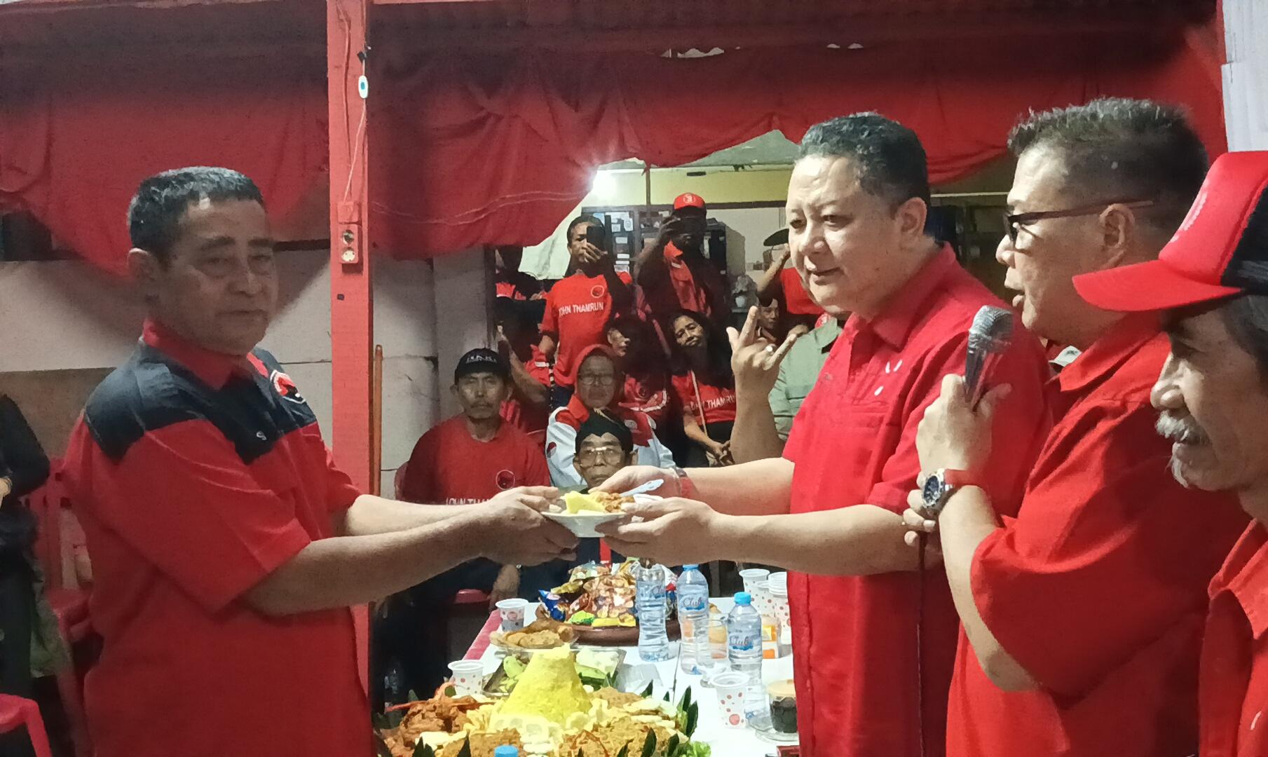 Membaur, Posko Relawan Ganjar Pranowo Berdiri di Tengah Kampung Padat Penduduk di Surabaya