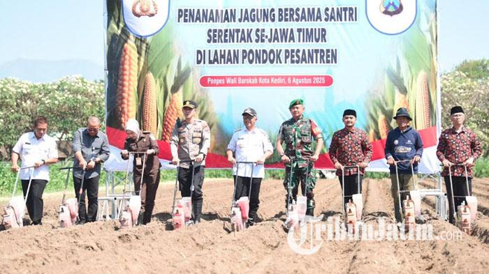 Wakil-Wali-Kota-Kediri-Qowimuddin-Thoha-ikuti-gerakan-Penanaman-Jagung-Serentak-Bersama-Santri.jpg
