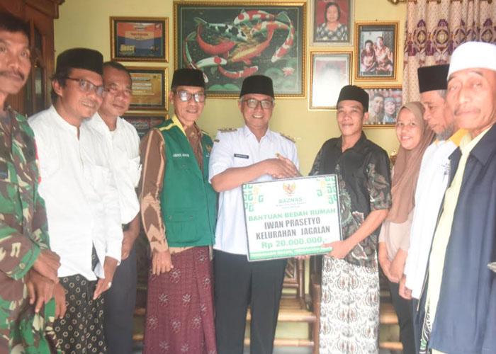 Wakil-Wali-Kota-Kediri-Qowimuddin-Thoha-menyerahkan-bantuan-program-Bedah-Rumah-kepada-warga.jpg