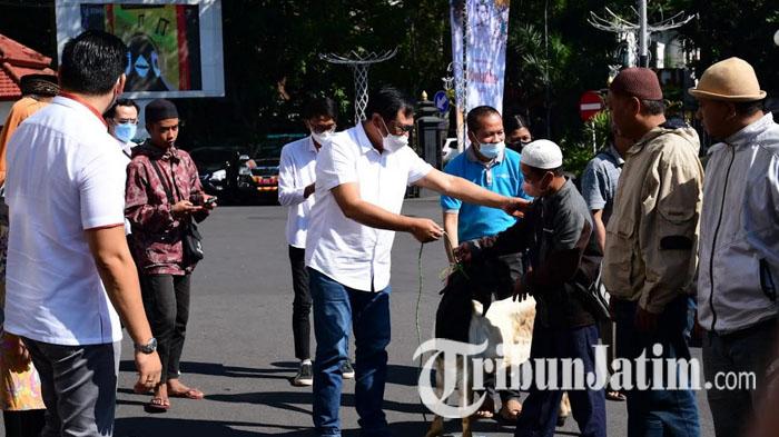 Wakil-Wali-Kota-Malang-Sofyan-Edi-Jarwoko-menyerahkan-hewan-kurban-kepada-takmir-masjid.jpg