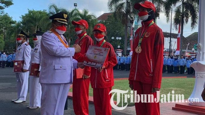 Wali-Kota-Blitar-Santoso-menyerahkan-bonus-uang-kepada-perwakilan-atlet-berprestasi.jpg
