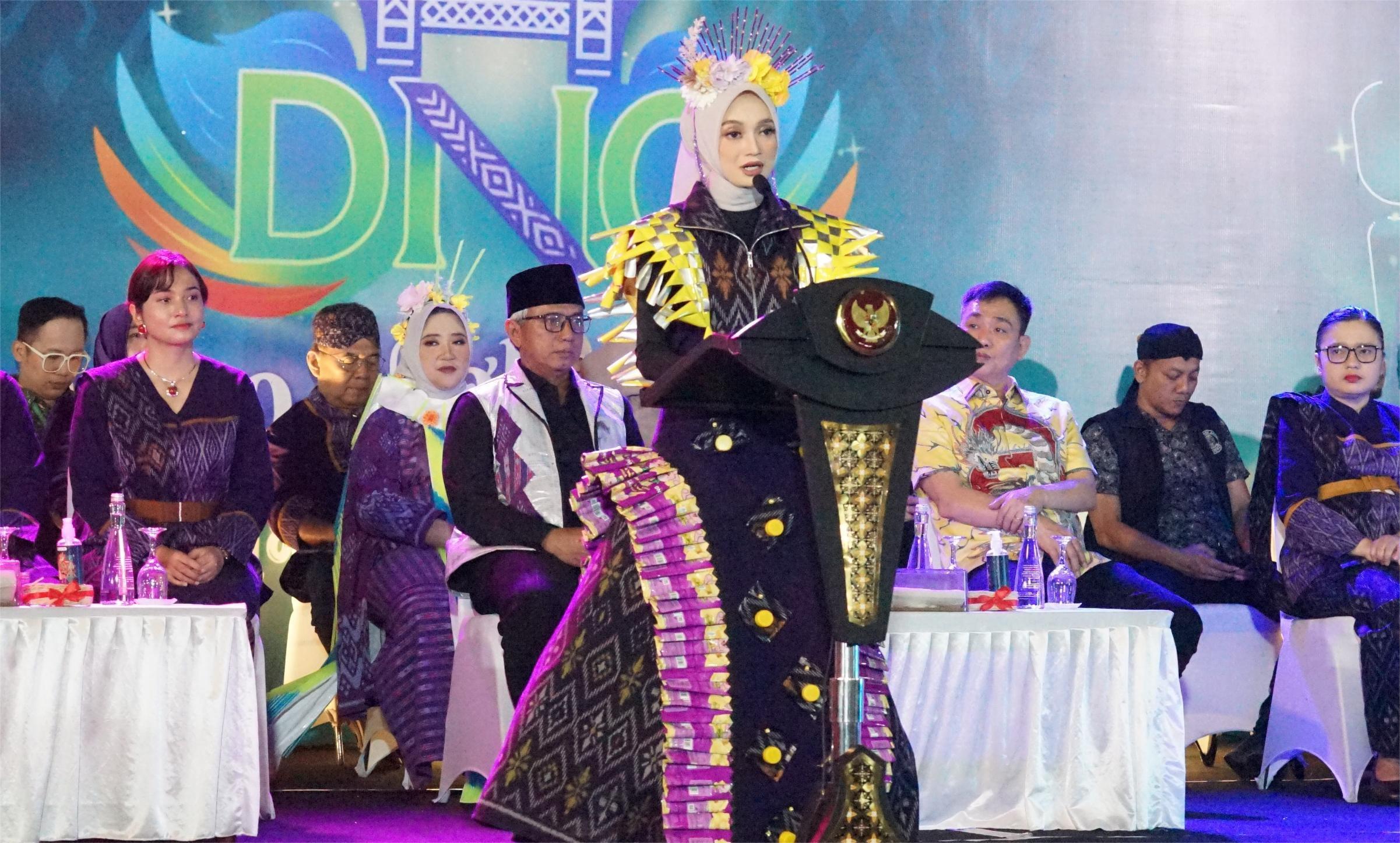 Wali-Kota-Kediri-Vinanda-Prameswati-saat-menghadiri-Dhoho-Night-Carnival.jpg