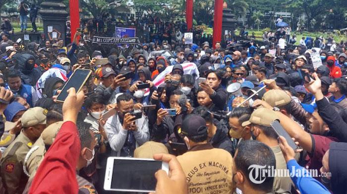 Wali-Kota-Malang-Sutiaji-saat-menemui-Aremania-saat-menggelar-aksi-damai-Kamis-27102022.jpg