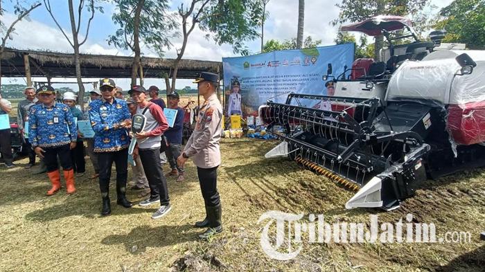 Wali-Kota-Malang-Wahyu-Hidayat-menyerahkan-bantuan-mesin-panen-padi-kepada-kelompok-tani.jpg