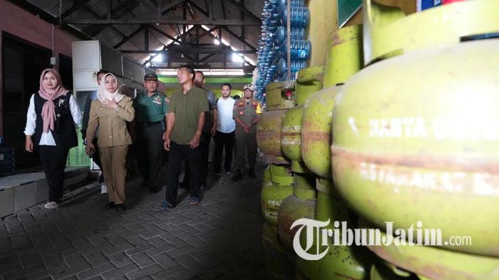 Wali-Kota-Mojokerto-Ika-Puspitasari-gelar-sidak-di-pangkalan-elpiji-di-Jalan-Empunala-Mojokerto.jpg