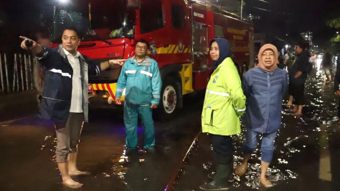 Wali-Kota-Surabaya-Eri-Cahyadi-meninjau-genangan-di-Ketintang-Surabaya-banjir-di-surabaya.jpg