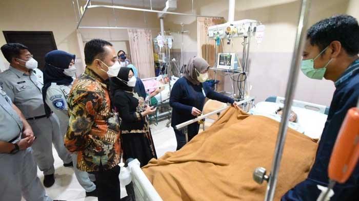 Wali-Kota-Surabaya-Eri-Cahyadi-menjenguk-pasien-korban-kecelakaan-maut-bus-di-Tol-sumo.jpg