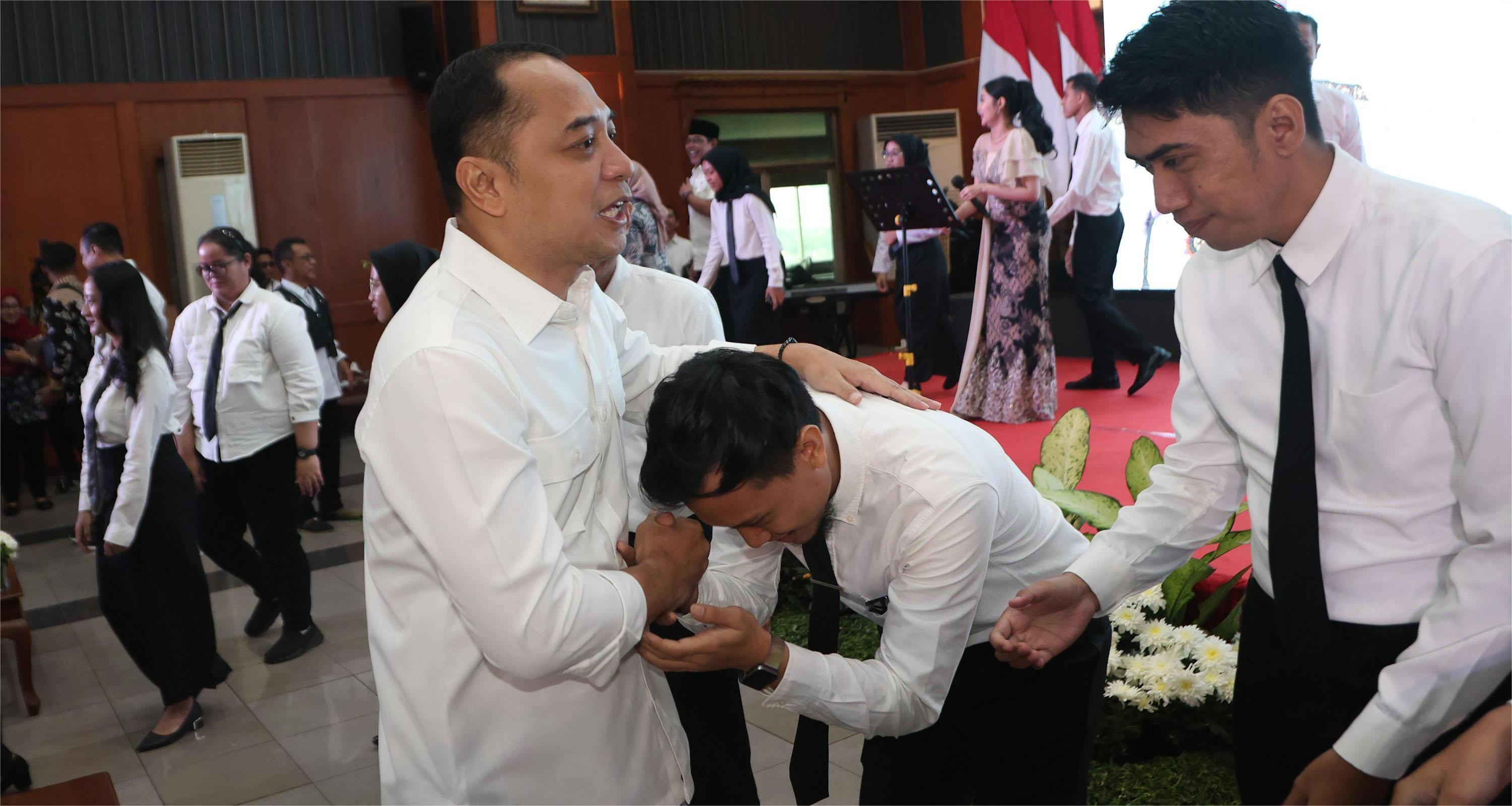 Wali-Kota-Surabaya-Eri-Cahyadi-menyerahkan-Surat-Keputusan-SK.jpg