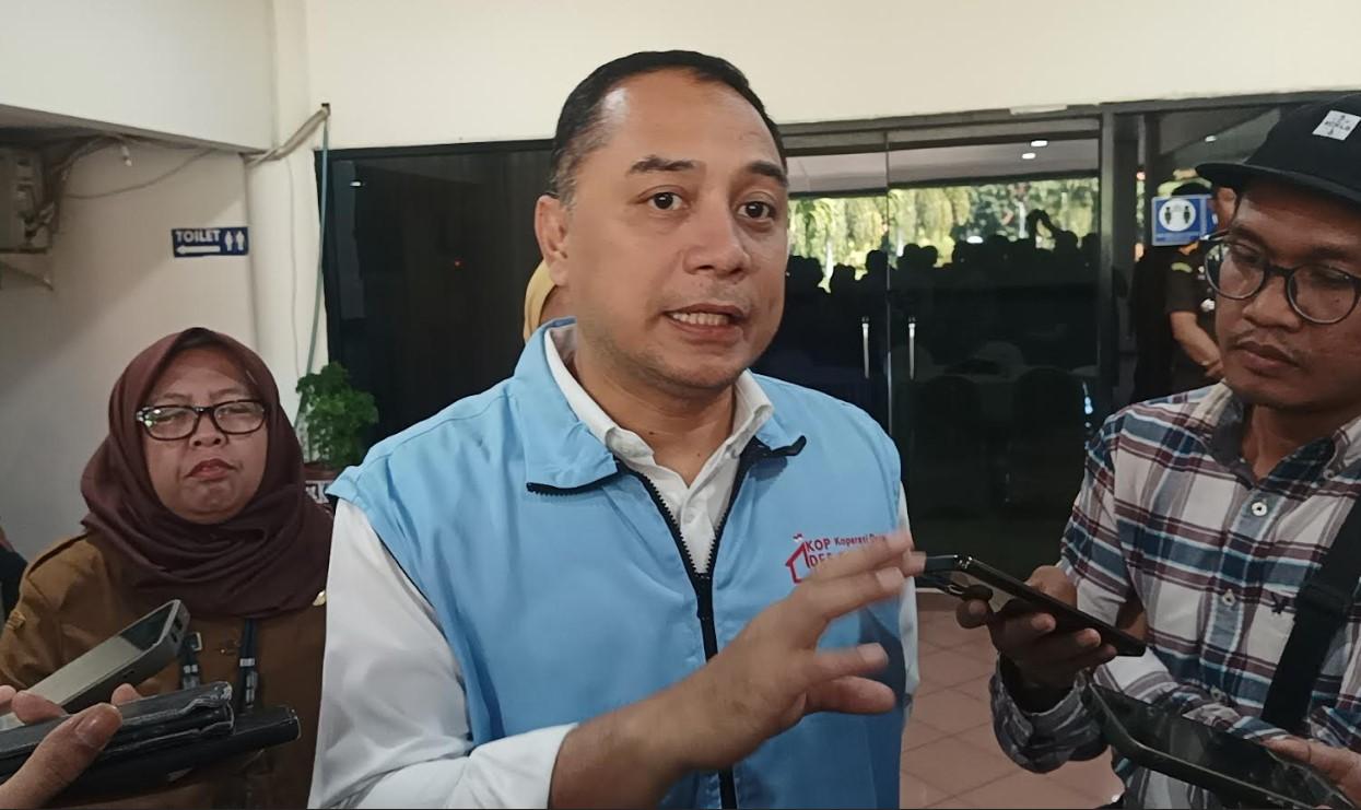 Wali-Kota-Surabaya-Eri-Cahyadi-saat-memberikan-penjelasan-di-Surabaya-Senin-2172025.jpg