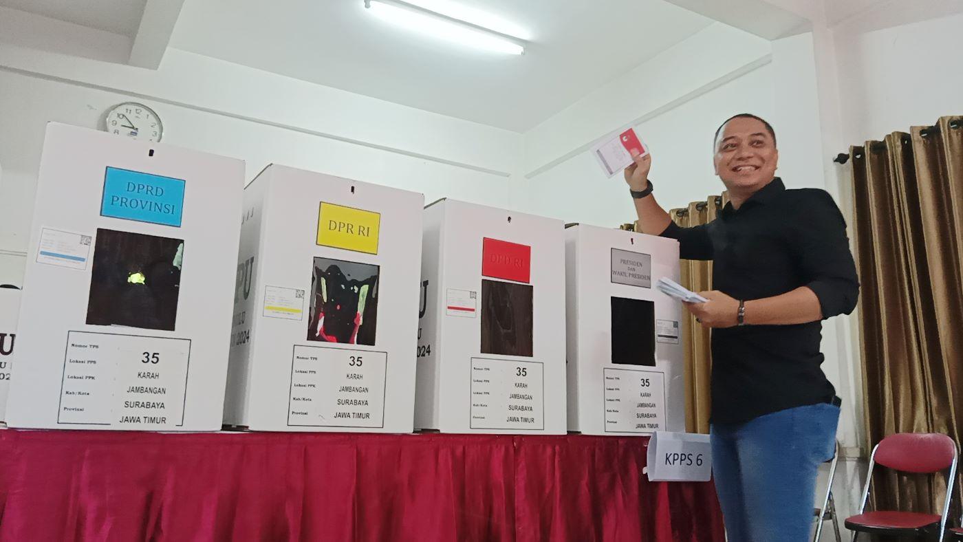 Wali-Kota-Surabaya-Eri-Cahyadi-saat-memberikan-suara-pada-masa-Pemilu-14-Februari-lalu.jpg