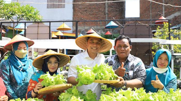 Wali-Kota-Surabaya-Eri-Cahyadi-saat-meninjau-Kampung-Sayur.jpg