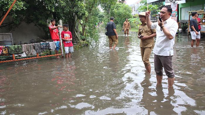 Wali-Kota-Surabaya-Eri-Cahyadi-saat-meninjau-banjir-di-surabaya-gunung-anyar.jpg