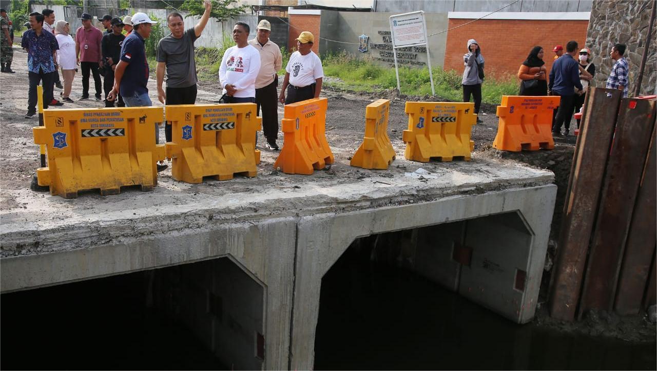 Wali-Kota-Surabaya-Eri-Cahyadi-saat-meninjau-salah-satu-proyek-besar.jpg