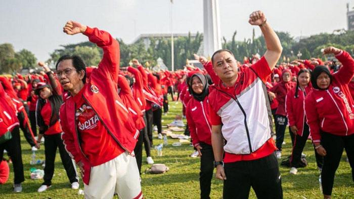 Wali-Kota-Surabaya-Eri-Cahyadi-senam-bersama-warga.jpg