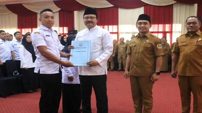 Walikota-Pasuruan-Gus-Ipul-saat-menyerahkan-SK-untuk-PPPK.jpg