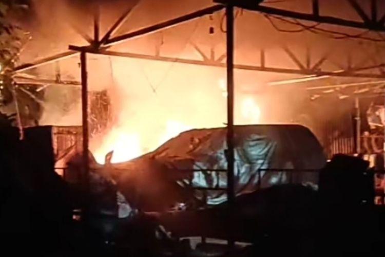Warga-Bakar-Rumah-Hen-Pokak-Bandar-Narkoba-karena-Telanjur-Geram-Desak-Polisi-Tangkap-Pelaku.jpg