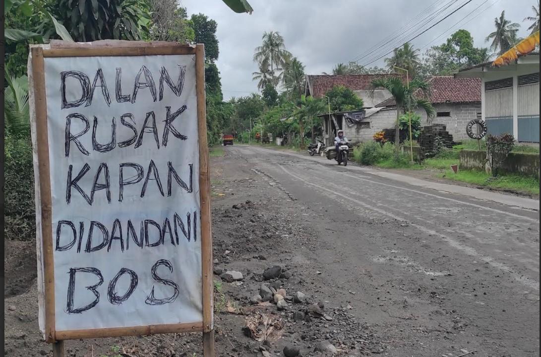 Warga-Desa-Candirejo-Kecamatan-Ponggok-Kabupaten-Blitar-protes-jalan-rusak.jpg
