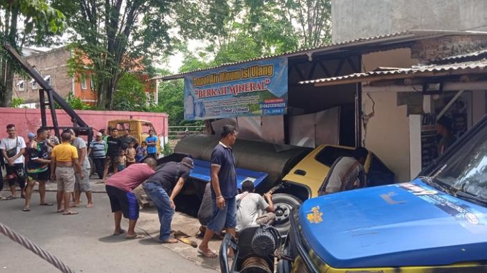 Warga-Evaluasi-Truk-Tangki-Masuk-Got-di-Jember.jpg