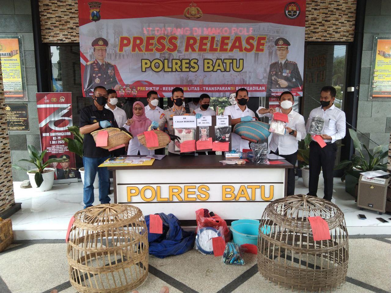 Asyik Judi Sabung Ayam, Warga Malang Langsung Kocar-kacir saat Tahu Polisi Datang