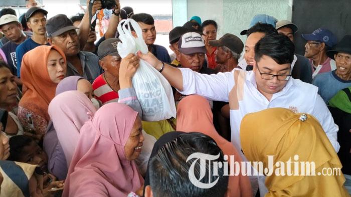 Warga-Lumajang-ramai-ramai-menyerbu-paket-sembako-murah-di-Posko-Pemenagan-Prabowo-Gibran.jpg