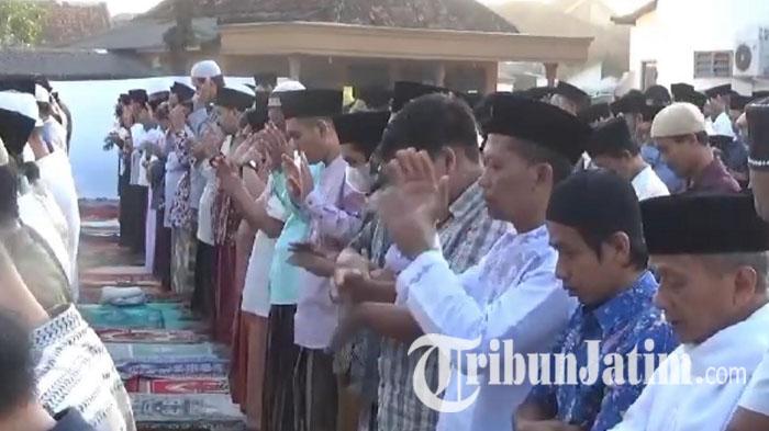 Warga-Muhammadiyah-di-Bangkalan-Madura-memenuhi-halaman-Masjid-Al-Huda-ilustrasi-salat-idul-adha.jpg