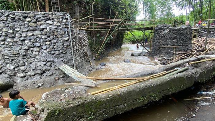 Warga-di-DesaKecamatan-Tlogosari-swadaya-memperbaiki-jembatan-yang-rusak.jpg