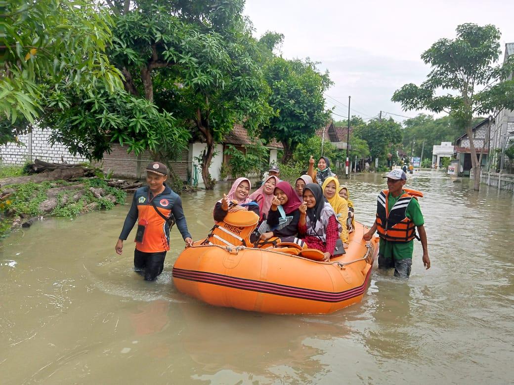 Warga-di-evakuasi-menggunakan-perahu-karet-Rabu-722024.jpg