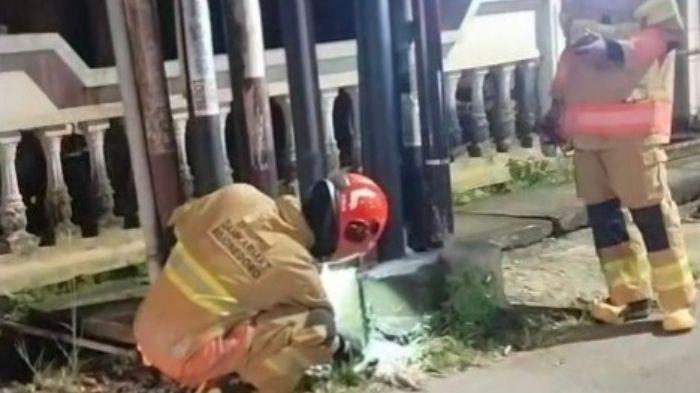 Warga di Bojonegoro Dikejutkan Adanya Kepulan Asap Keluar dari Bawah Tiang, Diduga Kebocoran Gas