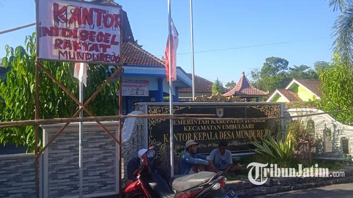 Minta Kadesnya yang Korupsi Dibebaskan, Warga Jember Segel Kantor Desa Mundurejo: Kami Tetap di Sini