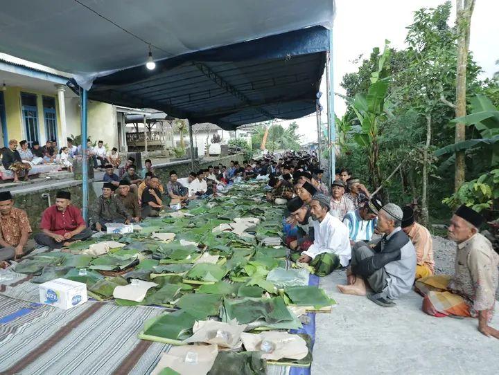 Warga Lumajang Gelar Syukuran Bawa Puluhan Tumpeng di Jalan yang Selesai Diperbaiki